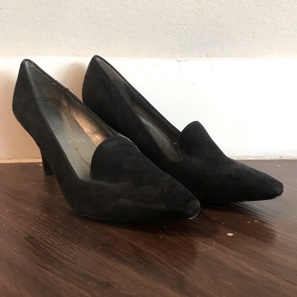 Tahari Black Suede Heels 7.5